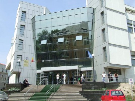 Doi indivizi din dosarul falşilor poliţişti, lăsaţi în arest la domiciliu